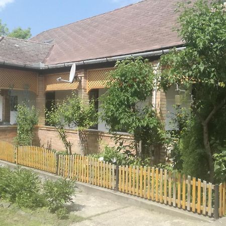 Henrietta Vendeghaz Apartment Domoszlo ภายนอก รูปภาพ